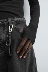 Camiseta de manga larga color crudo, corte ajustado y cuello redondo. Tiene aberturas en los puños y efecto lavado.