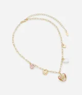 Collar corto dorado con dijes colgantes en forma de corazón, perla y cuentas con diseño floral.