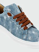 Zapatillas bajas de denim celeste con estampado de monograma y apliques de strass.