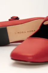 Zapato estilo Mary Jane color marrón, de cuero, con punta redondeada y tira sobre el empeine con hebilla.