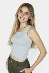 Musculosa corta de algodón color rosa claro, con cuello redondo y sisas anchas.