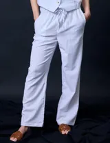 Pantalón de lino color blanco, marca Aexanderr Jordan. Tiene pretina ancha elastizada con lazo de ajuste, bolsillos verticales delanteros y bolsillos traseros.