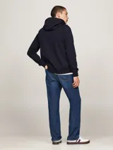Buzo azul marino con capucha, cierre de cremallera frontal, bolsillos tipo canguro y logo de Tommy Hilfiger bordado en el pecho.