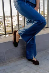 Pantalón de cuero azul de corte ajustado y bota acampanada.