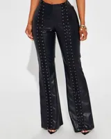 Pantalón de cuero sintético negro, de corte ajustado y acampanado, con cordones cruzados en los laterales.