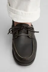 Zapato náutico de cuero marrón oscuro con efecto desgastado, forro y plantilla de cuero, horma redonda y suela a tono. Edición limitada.