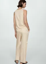 Top color beige con breteles anchos y botones frontales.