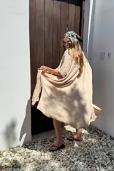 Camisero beige de manga larga.