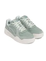 Championes urbanos de gamuza verde agua con suela blanca.