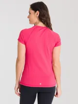 Remera deportiva de manga corta color fucsia, con cuello redondo y tecnología Aircool de secado rápido.