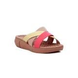 Sandalias bajas con plataforma marrón y tiras cruzadas en colores rosa, dorado y beige.