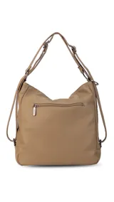 Cartera mochila color marrón de símil cuero suave con múltiples bolsillos con cierre, división al medio y correa ajustable de doble manija para llevar al hombro y como mochila.