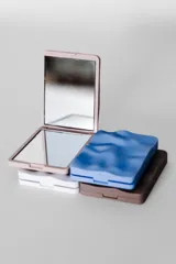 Espejo compacto en mezcla de colores, ideal para llevar en el bolso.