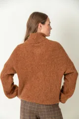 Sweater color marrón de mohair con cuello alto y mangas largas.