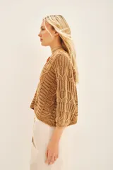 Sweater tejido de algodón color marrón claro, con escote en V y mangas 3/4 amplias.