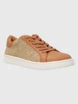 Zapatillas urbanas Hush Puppies modelo Merano, color tostado con detalles en tejido trenzado y suela blanca.
