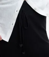 Pantalón pantacourt negro de viscosa con lazo en la cintura.