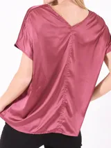 Blusa color arena de mangas cortas y escote en V.