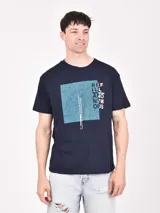 Remera azul oscuro de manga corta con estampado rectangular celeste y texto en blanco.