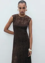 Vestido midi de encaje color marrón chocolate, con cuello redondo y sin mangas.