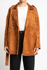 Trench color marrón de gamuza vegana, con cuello solapa, doble botonadura y cinturón.