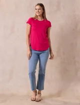 Remera de modal color fucsia, marca Cupio, con cuello redondo y manga corta.
