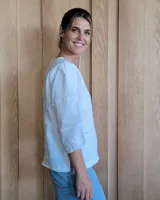 Blusa verde de mangas 3/4 con cuello redondo.