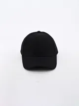 Gorra de béisbol celeste con visera curva y correa ajustable en la parte trasera.