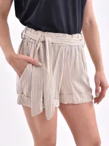 Short color beige de tela liviana con cintura elastizada y lazo para ajustar.