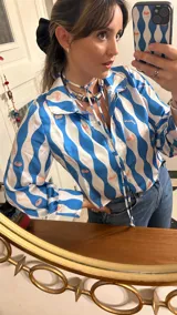 Camisa crop con cintas para cruzar en la cintura, de diseño con ondas y labiales, confeccionada en seda.