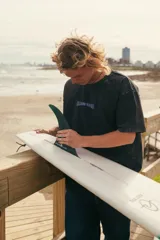 Remerón negro con efecto lavado y estampado en la espalda con la inscripción "Glass Waves" en letras azules y blancas, rodeada de llamas azules.