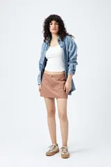 Minifalda color ladrillo, estilo cargo, de tiro bajo y corte recto.
