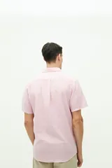 Camisa de manga corta color beige claro, confeccionada en lino y algodón, con fit regular y logo bordado en el pecho.