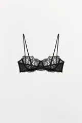 Sujetador negro de encaje con aros, escote redondo y tirantes finos ajustables.