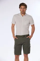 Bermuda cargo azul marino con cinto, confeccionada en 98% algodón y 2% spandex. Presenta bolsillos laterales tipo cargo con solapa y botón.