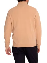 Sweater color beige de cuello alto con medio cierre, confeccionado en hilado italiano que combina lana extrafina y cashmere.