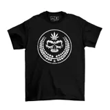 Remera negra de algodón con estampa circular en el frente que incluye un cráneo, una hoja de marihuana y el nombre de la marca.