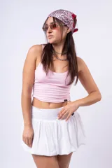 Minifalda blanca de corte globo con cintura elastizada.