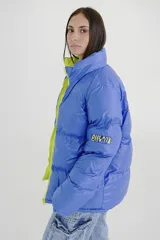 Campera puffer con estampado animal print color marrón y negro, cuello alto y cierre frontal con cremallera.