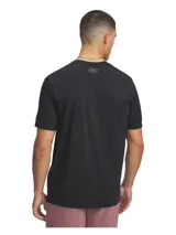 Remera deportiva Under Armour Project Rock, color blanco, de corte clásico y mangas cortas. Presenta un estampado frontal con el logo de Project Rock y la leyenda "Project Rock".