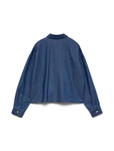 Camisa de denim color azul medio, de manga larga y cuello clásico. Presenta cierre frontal de botones y un bolsillo superior en el lado izquierdo del pecho. Corte regular.