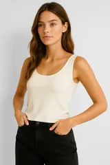 Musculosa blanca de algodón con breteles finos, corte ajustado al cuerpo y escote redondo profundo.