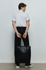 Remera polo blanca de manga corta en piqué liviano de mezcla de algodón con cuello y tapeta de botones. Corte ajustado que realza el contorno del cuerpo creando una silueta entallada. Confeccionada con tejido funcional COOLMAX®, una fibra exclusiva de poliéster de secado rápido que elimina la humedad y regula la temperatura corporal proporcionando un ajuste cómodo y suave.