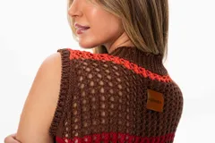 Chaleco tejido a crochet con diseño a rayas horizontales en tonos marrón, naranja y rojo. Tiene escote en V, cierre con botones de madera y ribetes marrones.
