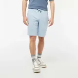 Bermudas deportivas de chándal color azul claro, de corte recto y largo a la rodilla.