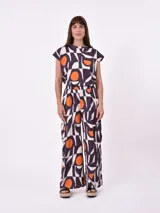 Pantalón palazzo de tiro alto con estampado abstracto en blanco y negro, con cintura elastizada y bolsillos laterales.