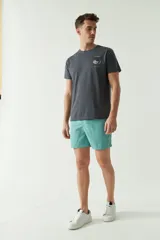 Short de baño liso color celeste, con cintura elástica ajustable con cordón, dos bolsillos laterales y uno trasero.