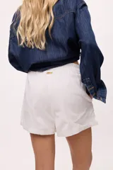 Short a rayas verticales color verde agua y blanco, con cintura elastizada y cordón ajustable.