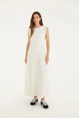 Vestido largo blanco sin mangas, de corte holgado y escote redondo.