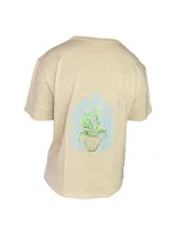 Remera color crema de manga corta con cuello redondo y estampado de un jarrón con flores en el pecho.